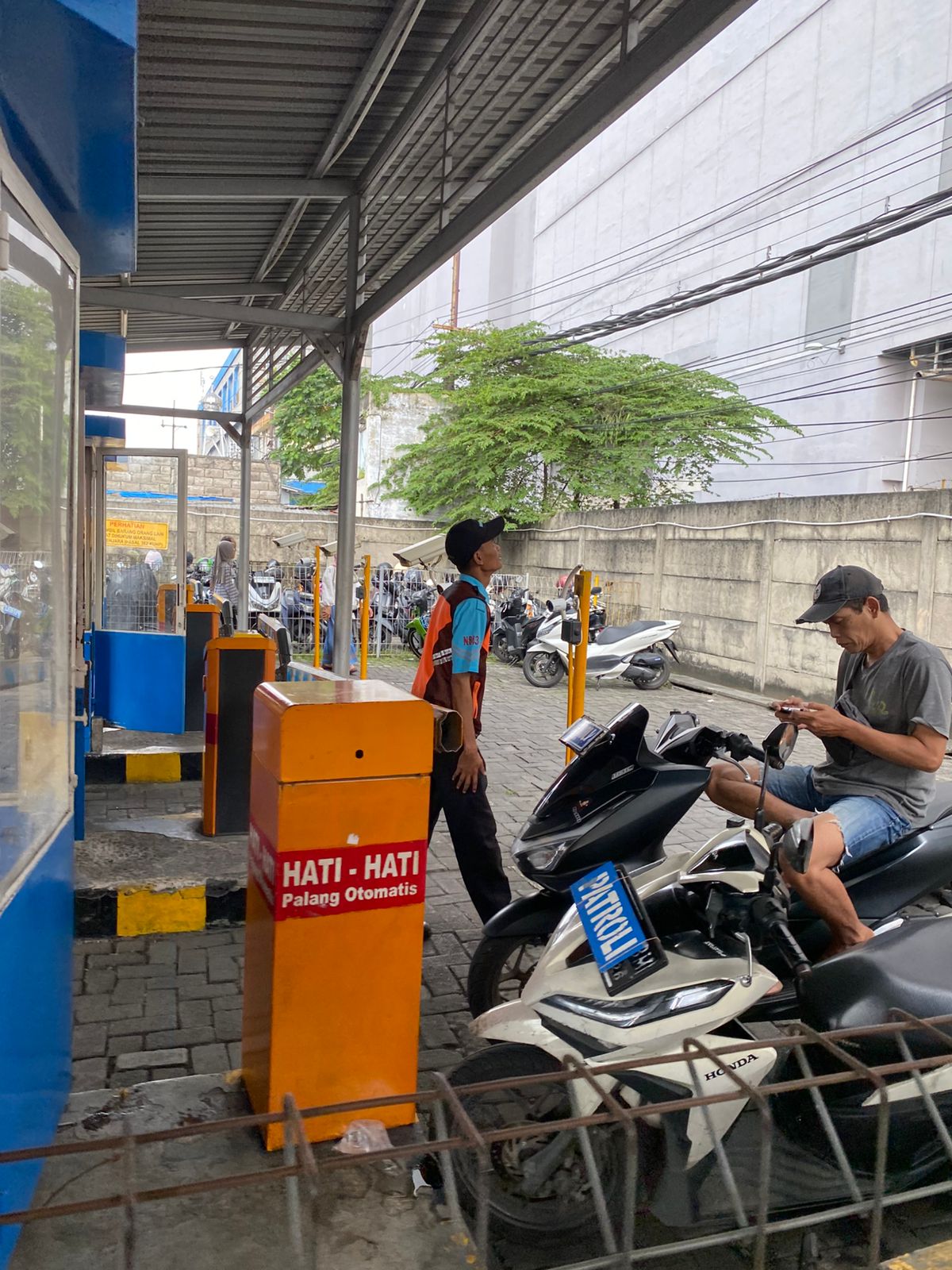 SmartPark automated RFID and barcode entry gate